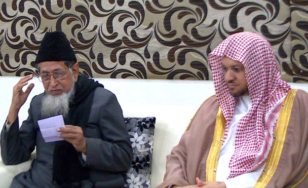 Imam of Masjid-e Nabawi visits JIH headquarters; leads Isha prayer