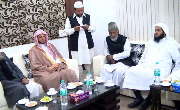 Imam of Masjid-e Nabawi visits JIH headquarters; leads Isha prayer2